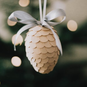 Decorazione con pigna / Pigna di carta / Regalo di Natale / Decorazione / Arredamento per la casa / Decorazione per l'albero di Natale / Accenti per la casa / Decorazione scandinava