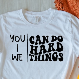 Vi kan göra svåra saker Svg, Motiverande Svg, Tillbaka till skolan Svg, Lärare Gåva Svg, Hej Skola Svg, Lärare T-shirt Svg, Vågig Staplad Svg
