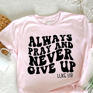 Immer beten, niemals aufgeben SVG, Positives Blatt, Frauen T-Shirt, Jesus Blatt, Religiöses Blatt, Inspirierendes Blatt, Motivierend, Gewelltes Gestapeltes Blatt