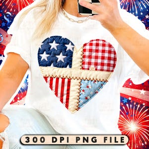 Op de afbeelding: Wit T-shirt met een patchwork hartontwerp in patriottische kleuren: blauwe sterren, rode strepen, ruitjes en bloemenprint. De tekst "300 DPI PNG FILE" staat onderaan. Perfect voor het vieren van nationale feestdagen.