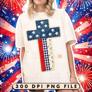 Puede incluir: Camiseta color crema con un diseño de cruz con elementos patrióticos. La cruz tiene una parte superior azul tipo denim con estrellas blancas, una sección a rayas rojas y blancas y un patrón de cuadros azules y blancos. El texto "300 DPI PNG FILE" está en la parte inferior.