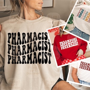Könnte beinhalten: Drei verschiedene Sweatshirts mit dem Text "PHARMACIST" in einer Retro-Schriftart mit Wellen. Die Sweatshirts sind in beige, rot und weiß.