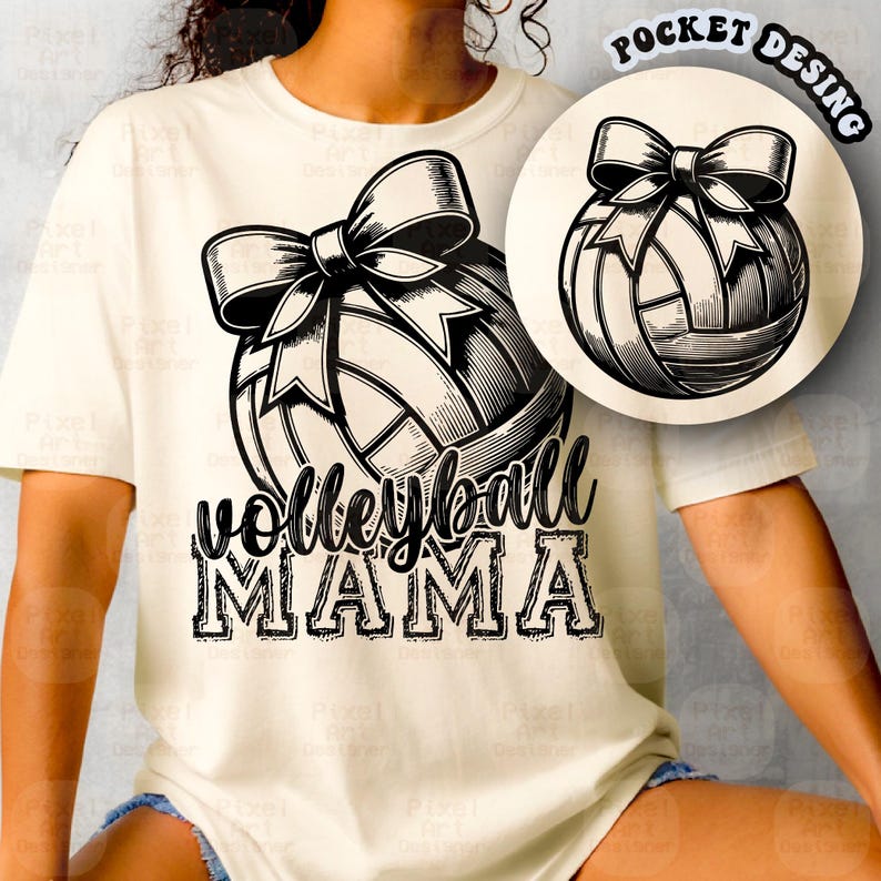 Może przedstawiać: Biała koszulka z czarno-białym nadrukiem piłki siatkowej i napisem "volleyball mama" w kolorze czarnym.