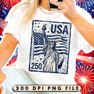 Może przedstawiać: Biała koszulka z niebiesko-białą grafiką przedstawiającą Statuę Wolności, amerykańską flagę i napis "USA". Grafika zawiera r&oacute;wnież liczbę "250". Na dole koszulki znajduje się napis "300 DPI PNG FILE".
