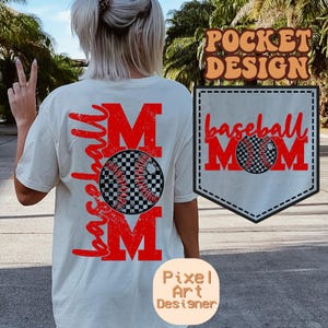 K&ouml;nnte beinhalten: Wei&szlig;es T-Shirt mit einem roten, abgenutzten "Baseball Mom"-Design auf der R&uuml;ckseite und einer Tasche auf der Vorderseite mit einem roten, abgenutzten "Baseball Mom"-Design mit einer Baseballgrafik. Das Taschen-Design ist mit "Pocket Design" gekennzeichnet.