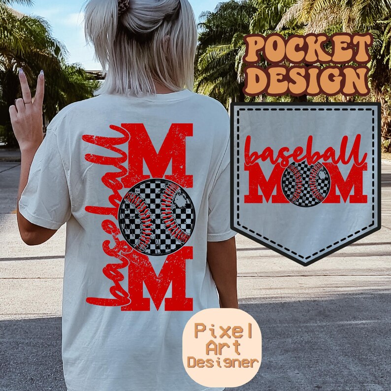 K&ouml;nnte beinhalten: Wei&szlig;es T-Shirt mit einem roten, abgenutzten "Baseball Mom"-Design auf der R&uuml;ckseite und einer Tasche auf der Vorderseite mit einem roten, abgenutzten "Baseball Mom"-Design mit einer Baseballgrafik. Das Taschen-Design ist mit "Pocket Design" gekennzeichnet.
