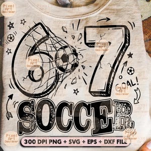 Könnte beinhalten: Ein hellbeige Sweatshirt mit einem schwarzen Grafikdesign. Das Design zeigt die Zahl 67, einen Fußball in einem Netz, Sterne, Pfeile und das Wort "SOCCER". Der Text "GOAL!" ist ebenfalls enthalten.