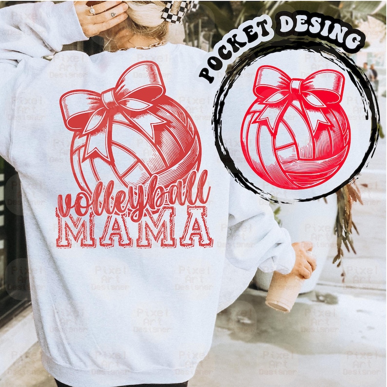 Może przedstawiać: Biała bluza z czerwonym nadrukiem piłki siatkowej i tekstem "volleyball mama" nadrukowanym na plecach. Piłka siatkowa ma czerwoną kokardkę.