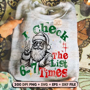 Pode incluir: Um moletom cinza claro com um gráfico do Papai Noel usando óculos de sol em forma de coração e fazendo o sinal de paz. O texto diz "I check the list 6-7 times" em verde e vermelho. O design inclui estrelas e a frase "300 DPI PNG + SVG + EPS + DXF FILE".