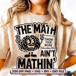 Puede incluir: Camiseta beige con un gráfico negro que dice "THE MATH AIN'T MATHIN'". El gráfico presenta un cerebro de dibujos animados que sostiene un letrero que dice "SHOW YOUR WORK". La camiseta también incluye el texto "300 DPI PNG + SVG + EPS + DXF FILE".