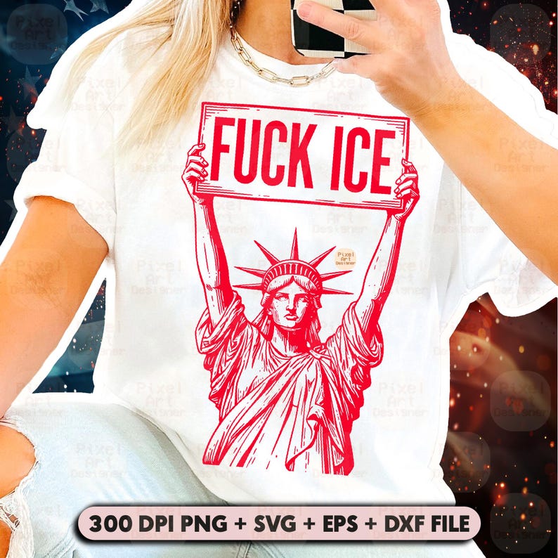 Puede incluir: Camiseta blanca con un gr&aacute;fico rojo de la Estatua de la Libertad sosteniendo un cartel que dice "FUCK ICE". El dise&ntilde;o es de estilo dibujo lineal. La parte inferior de la imagen incluye el texto "300 DPI PNG + SVG + EPS + DXF FILE".