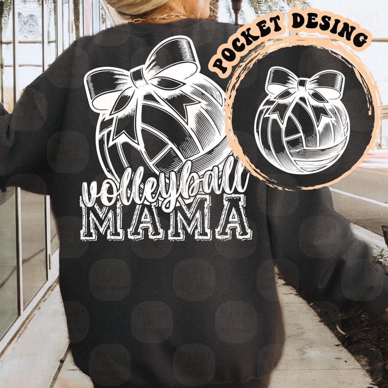 Może przedstawiać: Czarna bluza z białym nadrukiem piłki siatkowej i tekstem "Volleyball Mama" na plecach. Piłka siatkowa ma kokardkę na g&oacute;rze.