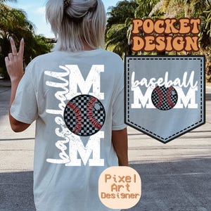 K&ouml;nnte beinhalten: Wei&szlig;es T-Shirt mit einem abgenutzten Grafikdruck eines Baseballs und dem Wort "Baseball Mom". Der Druck befindet sich auf der R&uuml;ckseite des Shirts. Das Shirt hat eine Tasche auf der Vorderseite mit dem gleichen Druck in kleinerer Gr&ouml;&szlig;e.