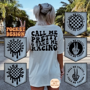 Puede incluir: Una camiseta blanca con el texto "Call me pretty & take me racing" en fuente retro negra. La camiseta tiene tres diseños de bolsillo con el mismo texto en una fuente más pequeña y un diseño de bandera a cuadros.