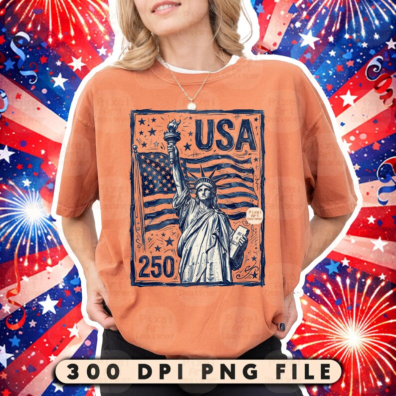 Może przedstawiać: Pomarańczowa koszulka z grafiką przedstawiającą Statuę Wolności, amerykańską flagę i napis "USA". Grafika jest w kolorach niebieskim i białym. Numer "250" znajduje się pod pomnikiem. Koszulka ma kr&oacute;tkie rękawy.