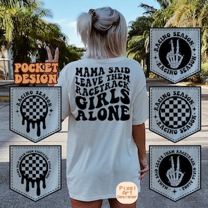 Può includere: Una maglietta bianca con una grafica nera che dice "Mama Said Leave Them Racetrack Girls Alone" in un font retrò. La maglietta ha una tasca sul davanti con un design a scacchi bianco e nero e le parole "Racing Season" intorno.