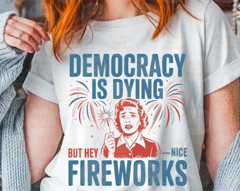 Demokracja umiera Protest z okazji 4 lipca Svg PNG, 4 lipca Svg, Ale hej, fajne fajerwerki Svg, Prawa aborcyjne Svg, Feminist American Svg