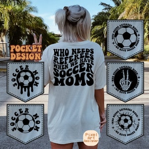 Könnte beinhalten: Cremefarbenes T-Shirt mit dem schwarzen Text "WHO NEEDS REFEREES WHEN WE HAVE SOCCER MOMS". Das Design umfasst Taschenmotive mit Fußballgrafiken und demselben Text. Ein lustiges, lässiges Shirt für Fußballfans.