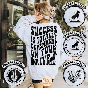 Puede incluir: Una sudadera blanca con el texto negro "SUCCESS IS TOTALLY DEPENDENT ON YOUR DRIVE" y una silueta de cabra. También se ven varios diseños circulares con el texto "POCKET DESING" y siluetas de cabra.