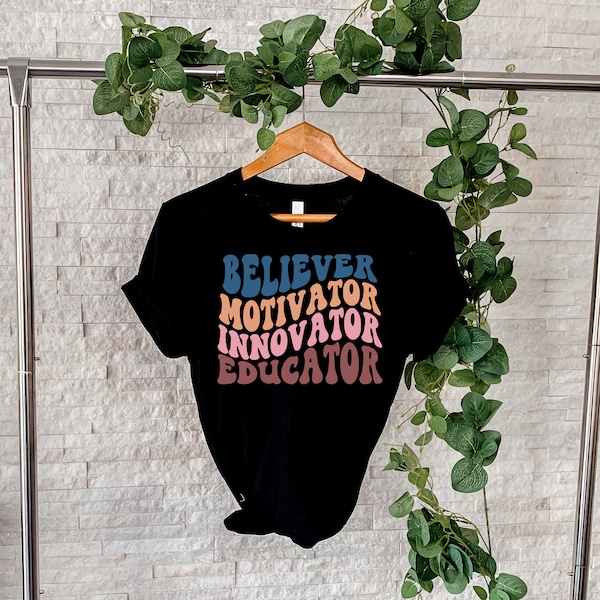 Believer Motivator Innovator Educator svg, Lehrer Geschenk, Hallo Schule, Lehrer T-Shirt svg, positives Zitat svg, lustiges svg, gewelltes gestapeltes svg