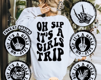 Könnte beinhalten: Weißer Pullover mit dem Text "Oh Sip It's A Girls Trip" in Schwarz. Vier schwarze und weiße kreisförmige Designs mit dem Text "Oh Sip It's A Girls Trip" und einem Skelett-Hand-Design befinden sich um den Pullover herum.