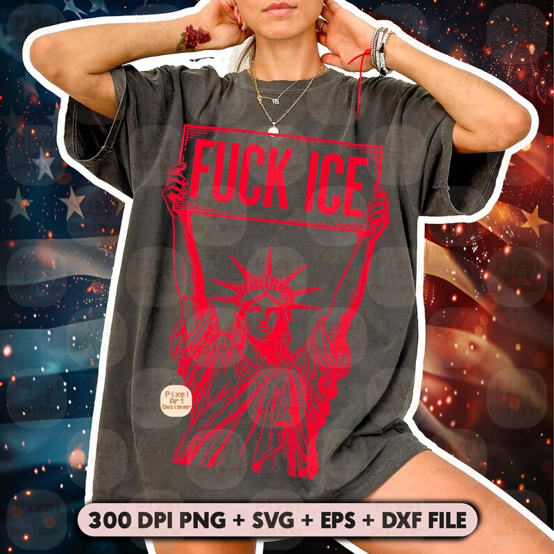 Puede incluir: Camiseta gris oscuro con un gr&aacute;fico rojo de la Estatua de la Libertad sosteniendo un letrero que dice "FUCK ICE". La camiseta tambi&eacute;n incluye el texto "300 DPI PNG + SVG + EPS + DXF FILE."