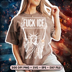 Puede incluir: Una camiseta marr&oacute;n con la ilustraci&oacute;n de la Estatua de la Libertad sosteniendo un cartel con el texto "FUCK ICE". La imagen tiene un tema patri&oacute;tico con un fondo borroso de la bandera estadounidense. La parte inferior de la imagen tiene el texto "300 DPI PNG + SVG + EPS + DXF FILE".