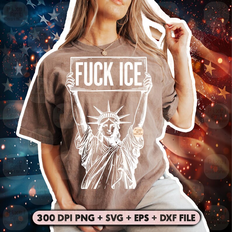 Puede incluir: Una camiseta marr&oacute;n con la ilustraci&oacute;n de la Estatua de la Libertad sosteniendo un cartel con el texto "FUCK ICE". La imagen tiene un tema patri&oacute;tico con un fondo borroso de la bandera estadounidense. La parte inferior de la imagen tiene el texto "300 DPI PNG + SVG + EPS + DXF FILE".