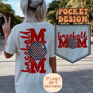 K&ouml;nnte beinhalten: Wei&szlig;es T-Shirt mit einem roten, abgenutzten "Baseball Mom"-Design und einer karierten Baseball-Grafik. Das Design befindet sich auf der R&uuml;ckseite des Shirts und auf der Vorderseite des Shirts befindet sich eine Tasche mit dem gleichen Design.