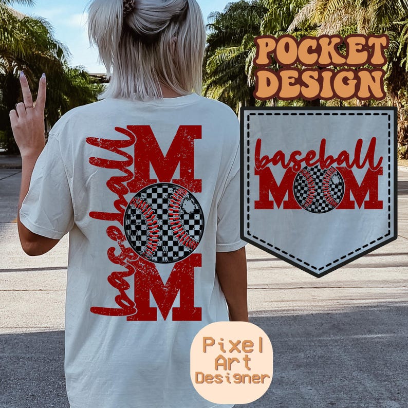 K&ouml;nnte beinhalten: Wei&szlig;es T-Shirt mit einem roten, abgenutzten "Baseball Mom"-Design und einer karierten Baseball-Grafik. Das Design befindet sich auf der R&uuml;ckseite des Shirts und auf der Vorderseite des Shirts befindet sich eine Tasche mit dem gleichen Design.
