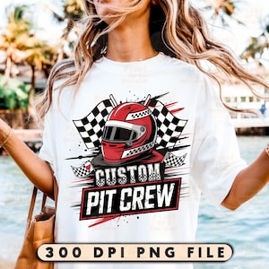 Op de afbeelding: Wit T-shirt met een rode racehelm, geblokte vlaggen en de tekst "Custom Pit Crew".