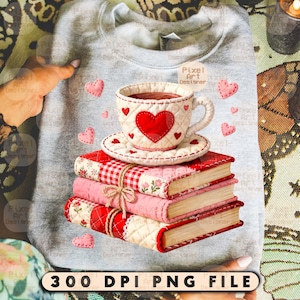 Peut inclure: Un sweat-shirt gris clair avec une pile de livres et un motif de tasse à thé. Les livres sont rouges et roses, avec une tasse à thé en forme de cœur sur le dessus. L'image comprend le texte "300 DPI PNG FILE".