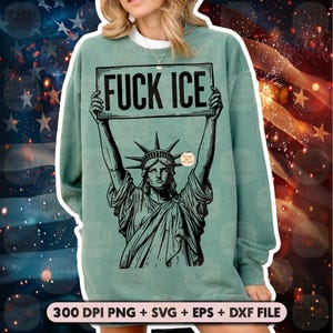 Puede incluir: Una sudadera verde salvia con un gr&aacute;fico negro de la Estatua de la Libertad sosteniendo un letrero que dice "FUCK ICE". La sudadera tambi&eacute;n incluye el texto "300 DPI PNG + SVG + EPS + DXF FILE" en la parte inferior.