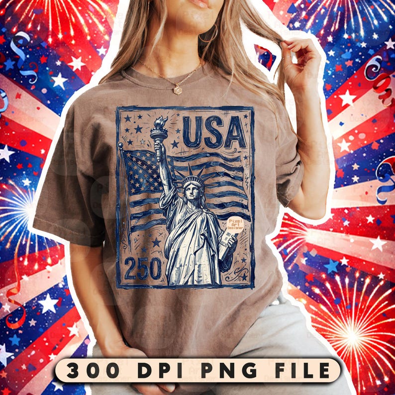 Może przedstawiać: Brązowa koszulka z niebiesko-białą grafiką przedstawiającą Statuę Wolności, amerykańską flagę i napis "USA". Grafika zawiera r&oacute;wnież tekst "250". Na dole obrazu widnieje napis "300 DPI PNG FILE".