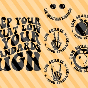 Può includere: Un design grafico in bianco e nero con il testo "Keep your squats low & your standards high". Ci sono quattro cerchi più piccoli con il testo "Low squats high standards" e diverse immagini all'interno di ogni cerchio.