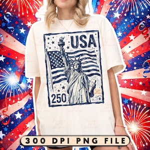Może przedstawiać: Kremowa koszulka z granatową grafiką przedstawiającą Statuę Wolności, amerykańską flagę i napis "USA". Pod spodem znajduje się liczba "250". Koszulka ma kr&oacute;tkie rękawy.