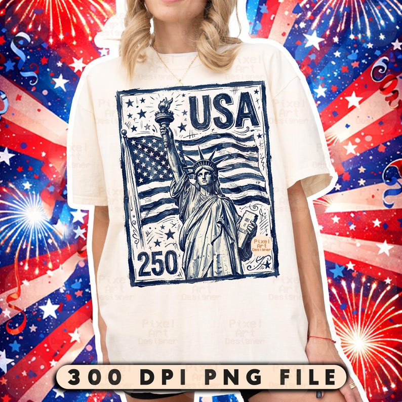 Może przedstawiać: Kremowa koszulka z granatową grafiką przedstawiającą Statuę Wolności, amerykańską flagę i napis "USA". Pod spodem znajduje się liczba "250". Koszulka ma kr&oacute;tkie rękawy.