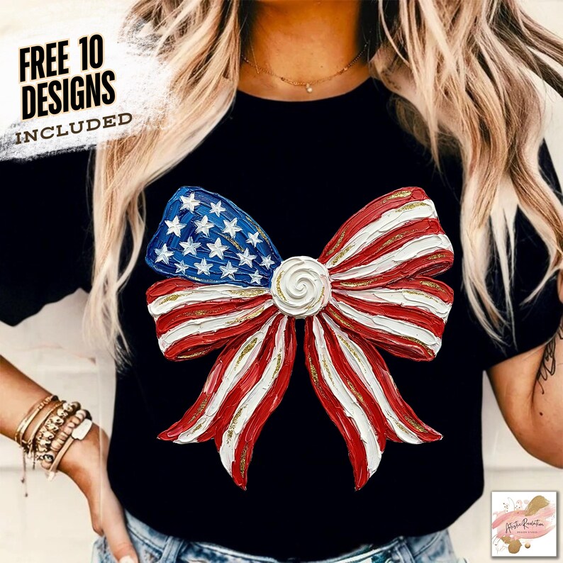 K&ouml;nnte beinhalten: Schwarzes T-Shirt mit einem gro&szlig;en Schleifendesign in den Farben der amerikanischen Flagge: rot-wei&szlig;e Streifen, blau mit wei&szlig;en Sternen. Der Text "FREE 10 DESIGNS INCLUDED" befindet sich oben links.