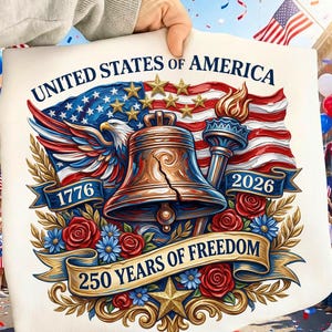 以下が含まれることがあります： 「United States of America」と「250 Years of Freedom」の文字が入った愛国的なデザイン。自由の鐘、アメリカ国旗、1776年と2026年が描かれています。赤、白、青の色がデザインを支配しています。