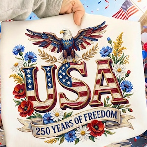 以下が含まれることがあります： 赤、白、青で「USA」の文字、ワシ、花の装飾が施された愛国的なデザイン。バナーには「250 Years of Freedom」と書かれています。お祝いの背景には旗や風船があり、人が画像を持っています。