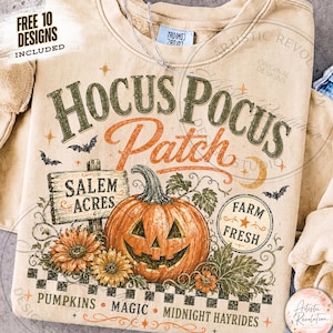 Può includere: Una felpa beige a girocollo con una stampa grafica che riporta il testo Hocus Pocus Patch, Salem Acres e Farm Fresh. Il design include una zucca, girasoli, pipistrelli, stelle e un bordo a scacchi con le parole Pumpkins, Magic e Midnight Hayrides.