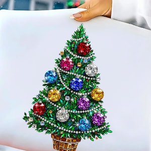 Puede incluir: Un dise&ntilde;o de &aacute;rbol de Navidad decorado con adornos de joyer&iacute;a coloridos. El &aacute;rbol verde tiene una base de cesta marr&oacute;n y est&aacute; adornado con adornos rojos, azules, morados, amarillos y plateados. Una guirnalda de perlas rodea el &aacute;rbol.
