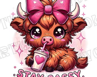 Könnte beinhalten: Eine Cartoon-Illustration einer braunen und weißen Highland-Kuh mit einer rosa Schleife und großen Augen. Die Kuh hält eine rosa und weiße Tasse mit einem Strohhalm und der Text "Stay Sassy" steht unter der Kuh.