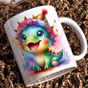 Puede incluir: Una taza de cer&aacute;mica blanca con una ilustraci&oacute;n colorida de un dinosaurio de dibujos animados que lleva un gorro de fiesta. El dinosaurio es verde, azul y morado con un gorro de arco&iacute;ris. El fondo es una acuarela de color rosa, morado y azul.