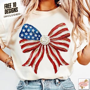 K&ouml;nnte beinhalten: Cremefarbenes T-Shirt mit einem gro&szlig;en Schleifendesign in Rot, Wei&szlig; und Blau mit goldenen Akzenten. Das Design der Schleife enth&auml;lt Sterne und Streifen, mit dem Text "FREE 10 DESIGNS INCLUDED" in der oberen linken Ecke.