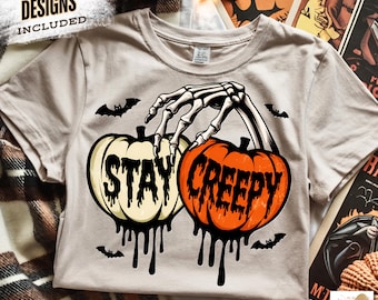 PNG de Stay Creepy, Clipart de calabaza de Halloween retro goteando, Gráfico PNG espeluznante de mano de esqueleto, Diseño de sublimación de terror grunge, Png de moda