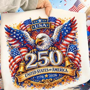 以下が含まれることがあります： 雄大なワシ、アメリカ国旗、そして「USA 250 UNITED STATES OF AMERICA 1776 2026」の文字が描かれた愛国的なデザイン。赤、白、青の色使いが鮮やかで、国の記念日を祝っています。