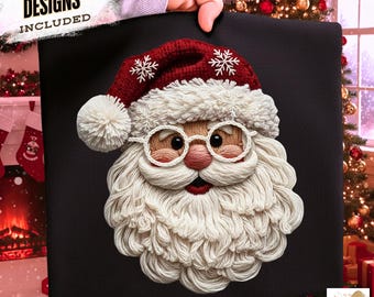 Puede incluir: Cojín cuadrado negro con un detallado rostro de Papá Noel con gorro rojo, barba blanca y gafas redondas. El cojín tiene el texto "FREE 10 DESIGNS INCLUDED". Decoración festiva navideña.