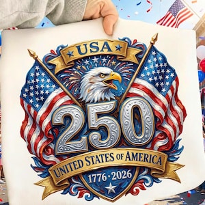 以下が含まれることがあります： ワシ、アメリカ国旗、そして「USA 250 United States of America 1776-2026」の文字が描かれた愛国的なデザイン。赤、白、青でデザインされ、国の記念日を祝っています。