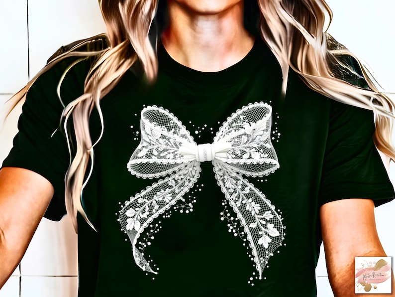 Puede incluir: Una camiseta negra con un dise&ntilde;o de lazo de encaje blanco. El lazo est&aacute; decorado con patrones florales y tiene un adorno de perlas.